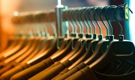 współpraca biznesowa i handel stokami magazynowymi z odzieżą