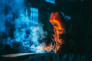 poważne zagrożenia przy obróbce metali