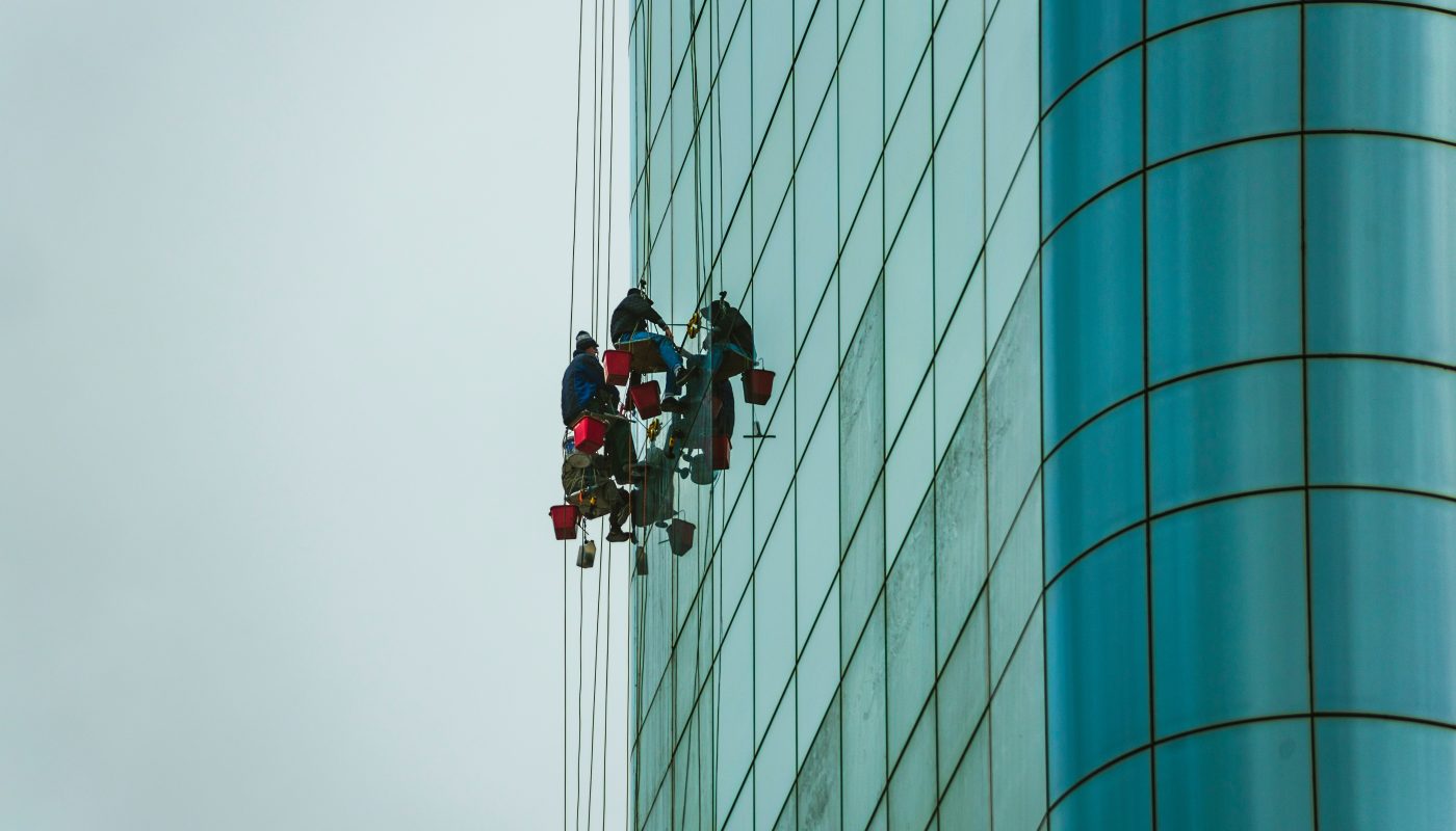 Szelki bezpieczeństwa sprawdzą się przy myciu okien wieżowców